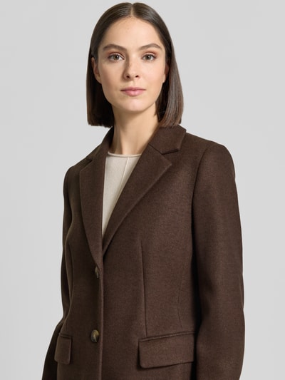 Frauenmodel trägt Regular Fit Mantel mit 2-Knopfleiste von Christian Berg Woman Selection in Braun, glatte Struktur, Nahaufnahme Oberkörper. Taillierte Passform, Reverskragen, Pattentaschen.