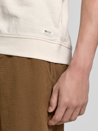 Männermodel trägt Regular Fit Poloshirt aus reiner Baumwolle von s.Oliver RED LABEL, Optik: Unifarben, strukturiert, Nahaufnahme Unterkörper.