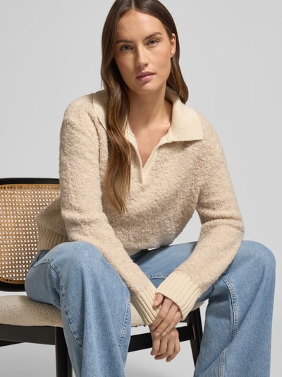 Kobiece modelka nosi Regular Fit troyer mit bawełnianym udziałem od Tom Tailor, efekt: jednolity kolor, wyhaftowane logo, prążkowane zakończenia, dzianina, futerko, zdjęcie: ujęcie całego ciała z przodu.