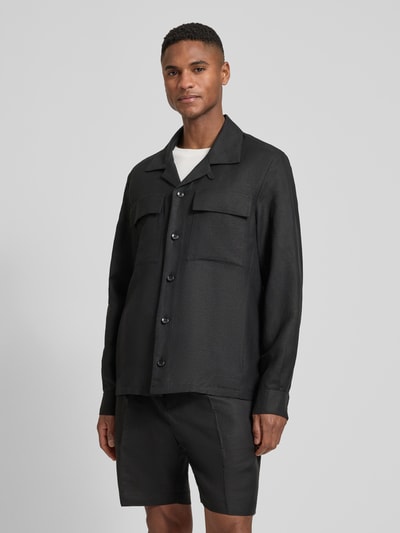 Männermodel trägt Regular Fit Hemdjacke aus Leinen-Viskose-Mix Modell 'ANTIGUA' von Antony Morato, Reverskragen, Brusttaschen, schwarzen Farbton, Rückenlänge bei Größe 50: 72 cm, Ganzkörperansicht von vorne.