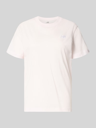 Produktfoto, T-Shirt mit Label-Stitching und Rundhalsausschnitt von New Balance, Damen T-Shirt aus reiner Baumwolle im Regular-Fit, helles Unidesign, weiche Struktur, Rückenlänge 56 cm bei Größe S