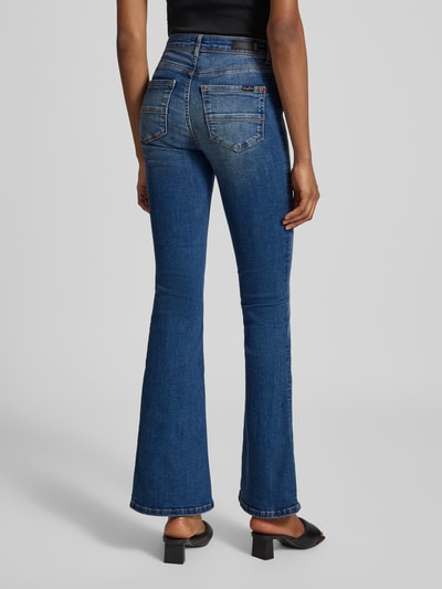 Frauenmodel trägt Flared Fit Jeans aus Baumwoll-Mix Modell 'MICHELLE' von Cars Jeans, blauer Denim mit Washed-Effekten, 5-Pocket-Design, Ganzkörperansicht Rückansicht.