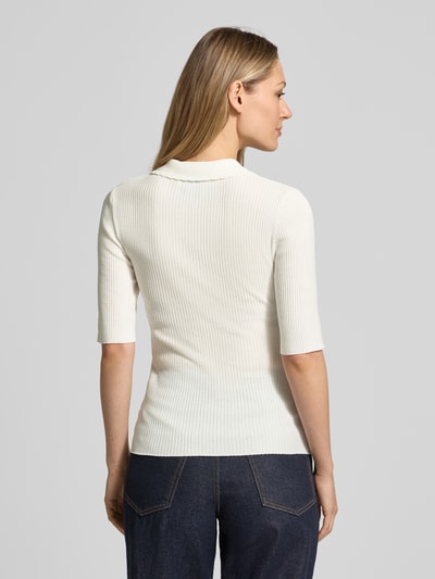 Vrouwenmodel draagt gebreid shirt met 1/2-mouwen en polokraag van JAKE*S STUDIO WOMAN, lyocellmix, nauwsluitend model, fijnrib, ruglengte maat S 56 cm, mouwlengte 28 cm, rugaanzicht.