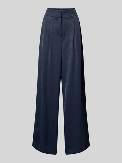 Produktfoto, Wide Fit Stoffhose mit Strukturmuster von Christian Berg Cocktail, kwiatowy wzór, granatowy kolor, szerokie nogawki, zakładki, zapięcie na haftkę i zamek, szerokość w rozmiarze 36: 40 cm, długość nogawki od wewnątrz w rozmiarze 36: 80 cm.