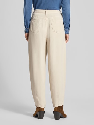 Frauenmodel trägt Balloon Fit Jeans aus reinem Lyocell von Emporio Armani in Beige mit Ripp-Optik, Eingriff- und Gesäßtaschen, Ganzkörperansicht Rückansicht.