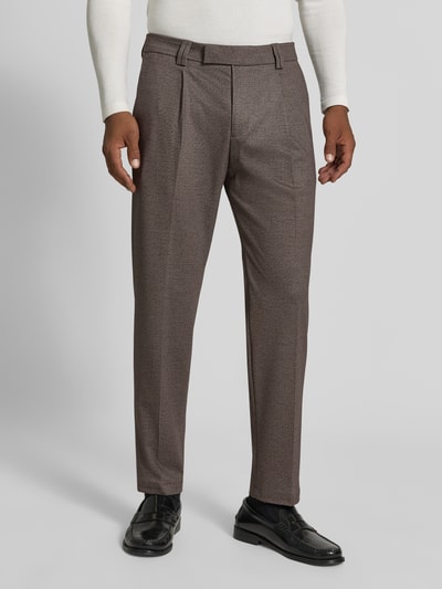 Męski model nosi Regular Fit Anzug mit Viskose-Anteil Modell 'Ponza' von CINQUE, brązowy, elastyczna mieszanka materiałów, krój regular fit, Kołnierz z połami, listwa z 2 guzikami, kieszenie z patką, Szerokość w rozmiarze 50: 45 cm, Długość tyłu w rozmiarze 50: 72 cm, Szerokość ramion w rozmiarze 50: 43 cm, Długość rękawów w rozmiarze 50: 84 cm, Długość wewnętrzna nogawki w rozmiarze 50: 73 cm, Ganzkörperansicht z przodu