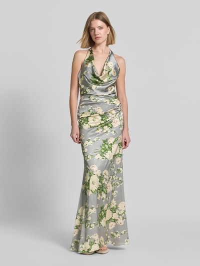 Frauenmodel trägt Abendkleid mit floralem Allover-Print von Mascara aus Satin, Taillierte Passform, Neckholder, Rückenausschnitt, Ganzkörperansicht von vorne.