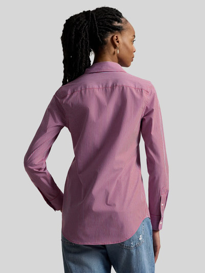 Frauenmodel trägt Slim Fit Hemdbluse aus Baumwoll-Mix von Polo Ralph Lauren mit roten und weißen Streifen, Logo-Stitching, Baumwoll-Popeline, Ganzkörperansicht Rückansicht.
