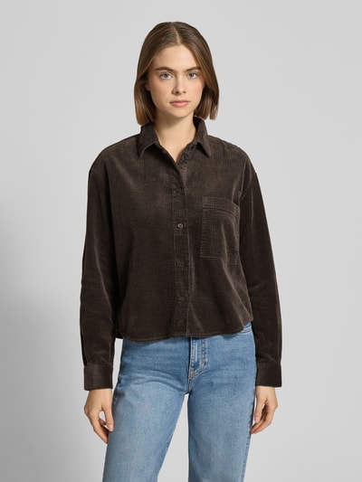 Frauenmodel trägt Relaxed Fit Hemdbluse aus reiner Baumwolle von Marc O'Polo Denim, uni, Cord, Hemdkragen, Brusttasche, Nahaufnahme Oberkörper