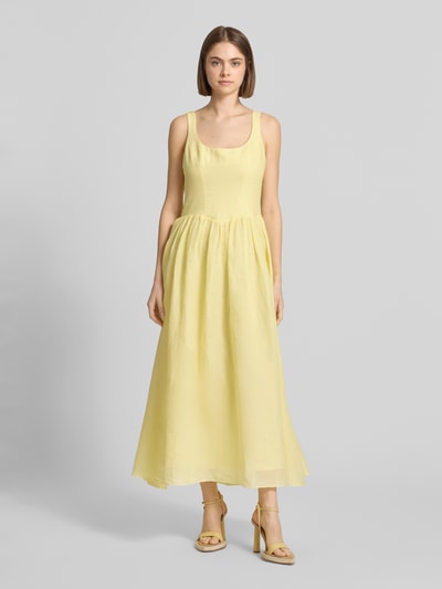 Frauenmodel trägt Midikleid aus Ramie Modell 'LAWRENCE SCOOP' von Bardot in A-Linie, Karree-Ausschnitt, Reißverschluss hinten, Gelb; Ganzkörperansicht von vorne. Rückenlänge bei Größe 36: 114 cm, Brustweite: 43 cm.