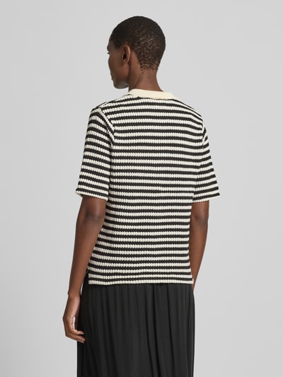 Frauenmodel trägt Damen T-Shirt mit Polokragen und Knopfleiste Modell 'LORIANNA' von ICHI, Gerader-Schnitt, Rückenlänge 58 cm, Ganzkörperansicht Rückansicht.