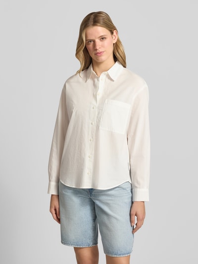Frauenmodel trägt Regular Fit Hemdbluse aus reiner Baumwolle von Marc O'Polo Denim, Optik: Unifarben, Brusttasche, Ganzkörperansicht von vorne.