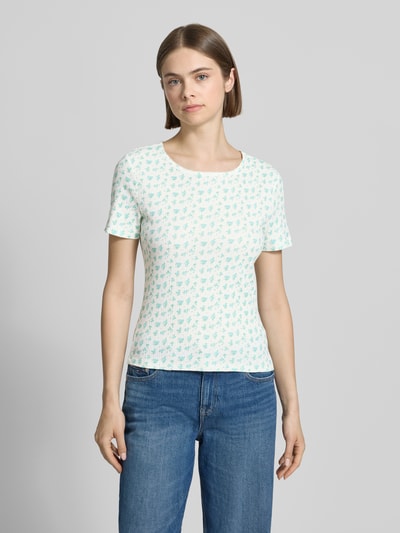Frauenmodel trägt Slim Fit T-Shirt aus reiner Baumwolle Modell 'TURIEL' von Pieces in Optik:Allover-Muster, Ripp, Rundhals, Kurzarm, Ganzkörperansicht von vorne.