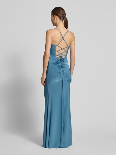 Frauenmodel trägt Abendkleid mit Raffungen und rückseitiger Schnürung von TROYDEN COLLECTION, Maxikleid in Blau, Rückenlänge 143 cm, Ganzkörperansicht Rückansicht.