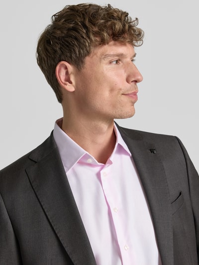 Männermodel trägt Regular Fit Business-Hemd mit Kentkragen von Christian Berg Men aus puur katoen, lichtroze kleur, knoopsluiting, met lange mouwen, detailaufnahme bovenlichaam