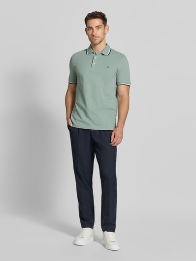 Männermodel trägt Regular Fit Poloshirt mit Kontraststreifen von Christian Berg Men aus Reine Baumwolle, Ganzkörperansicht von vorne.