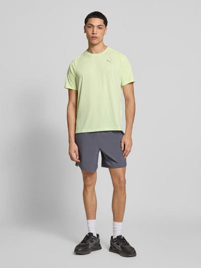 Mannelijk model draagt T-Shirt met Logo en ronde hals van PUMA PERFORMANCE, regular fit, lengte rug maat M 70 cm, volledige frontaanzicht.