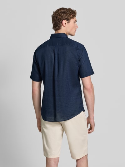 Männermodel trägt dunkelblaues Slim Fit Freizeithemd aus Leinen-Baumwoll-Mix von Fynch-Hatton, Kurzarm, Ganzkörperansicht Rückansicht. Rückenlänge 74 cm, Schulterbreite 48 cm, Ärmellänge 26 cm, mit Button-Down-Kragen, Brusttasche, Label-Stitching, Knopfleiste.
