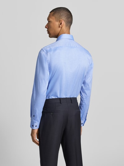Männermodel trägt Regular Fit Business-Hemd mit Kentkragen von Christian Berg Men aus Reine Baumwolle in Hellblau, Ganzkörperansicht Rückansicht. Rückenlänge bei Größe 39/40: 78 cm, Schulterbreite: 43 cm, Ärmellänge: 65 cm. Mit Knopfleiste, Sportmanschetten, abgerundetem Saum.