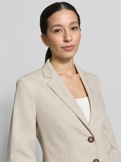 Frauenmodel trägt Regular Fit Blazer mit Reverskragen von Christian Berg Woman Selection in Beige, Material-Mix mit Viskose, Nahaufnahme Oberkörper.
