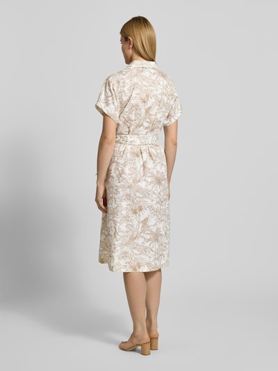 Frauenmodel trägt Hemdblusenkleid aus Leinen-Baumwoll-Mix von WHITE LABEL im Allover-Look mit Bindegürtel, Ganzkörperansicht Rückansicht.