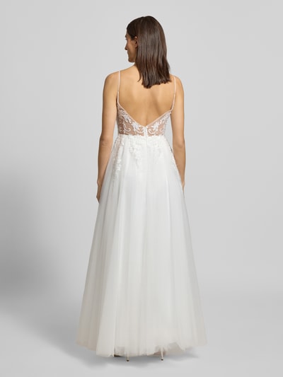 Frauenmodel trägt Brautkleid mit Details aus Spitze von LUXUAR FASHION, Unifarbenes-Design, Taillierter Schnitt, Ziersteinbesatz, Ganzkörperansicht Rückansicht.