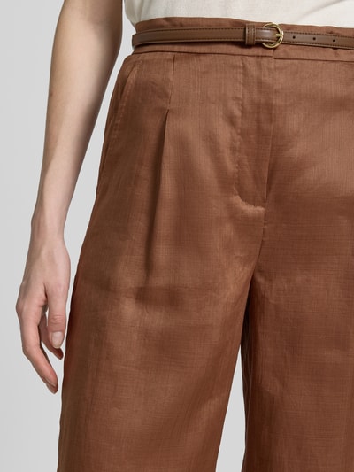 Frauenmodel trägt Regular Fit Culotte in verkürzter Länge Modell 'TARTUFO' von Max Mara, Optik: Unifarben, High-Waist, seitliche Eingrifftaschen, Nahaufnahme Oberkörper.