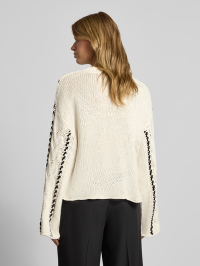 Only Sweter z dzianiny o kroju regular fit ze ściegiem warkoczowym model ‘TESSA’ Écru 5