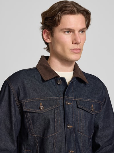 Männermodel trägt Jeansjacke mit Brusttaschen Modell 'BILLY' von Redefined Rebel aus Reine Baumwolle, Regular-Fit, Nahaufnahme Oberkörper.