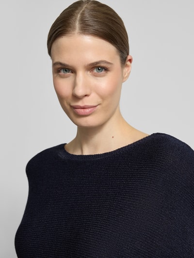 Frauenmodel trägt Strickpullover mit 3/4-Arm von More & More in Dunkelblau, feine Textur, Rundhalsausschnitt, Nahaufnahme Oberkörper.