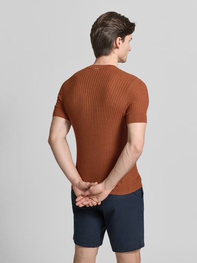 Mężczyzna nosi T-Shirt aus Viskose-Mix in Ripp-Optik od Antony Morato, kolor rdzawy, krój slim fit, okrągły dekolt, długość tyłu w rozmiarze M: 65 cm, widok całej sylwetki z tyłu.