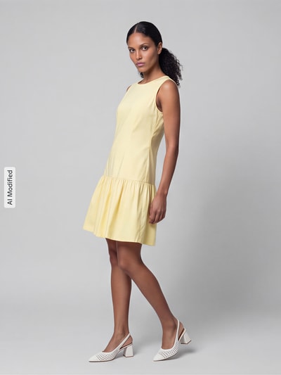Frauenmodel trägt Cocktailkleid mit Rundhalsausschnitt von Jake*s Cocktail in Hellgelb, A-Linie, Minilänge, Baumwoll-Mix mit Stretch, Ganzkörperansicht von vorne.