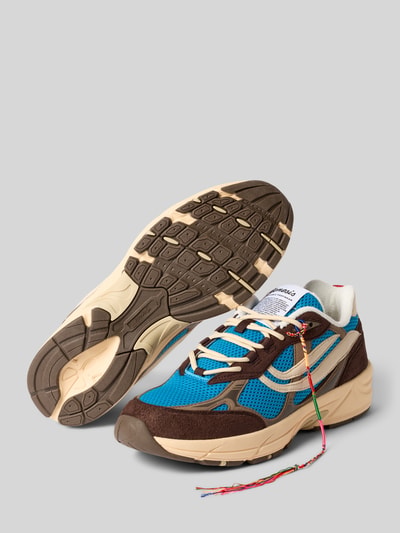 Produktfoto, Sneaker mit Label-Patch Modell 'G-ECO’99' von Genesis in Blau, Braun und Beige, runde Form, profilierte Sohle, geflochtene Schnur, Schnürung, strukturierte Oberfläche, Sohlenhöhe 4 cm, Schafthöhe 7 cm, Schaftweite 8 cm.