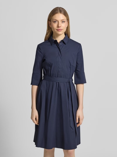 Vrouwenmodel draagt Knielanges Hemdblusenkleid met Bindegürtel van Christian Berg Woman Selection, donkerblauw, katoenmix met stretch, a-lijn, knielengte, verborgen knoopsluiting, strikceintuur, ruglengte maat 36 99 cm, borstwijdte maat 36 48 cm, mouwlengte maat 36 37 cm, geheel van voren.
