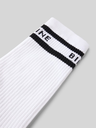 Produktfoto, Socken aus Baumwoll-Mix von Anine Bing in Weiß mit Ripp-Optik, Kontraststreifen und Label-Print, elastisches Rippenbündchen