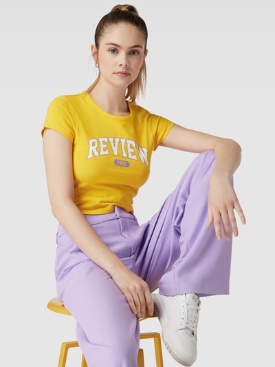 Review Cropped T-Shirt mit REVIEW College Print Gelb 3