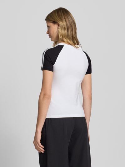 adidas Originals T-shirt z wyhaftowanym logo Biały 5