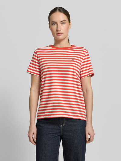 Vrouwenmodel draagt T-shirt met Rundhalsausschnitt und Label-Stitching van Gant in rood-witte strepen, puur katoen, regular fit, ruglengte bij maat S 56 cm, Ganzkörperansicht van voren.