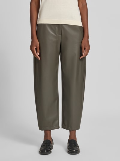 Vrouwenmodel draagt Regular Fit Kunstlederhose met riemlussen model 'PHIBI' van Raffaello Rossi, Dames, olijfgroen, glad oppervlak, Ganzlichaamsvooraanzicht.