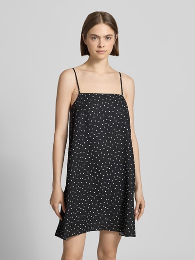 Frauenmodel trägt Minikleid im Allover-Look mit Spaghettiträgern von REVIEW aus schwarzem Satin in A-Linie, Nahaufnahme Oberkörper. Rückenlänge bei Größe S: 70 cm, Brustweite bei Größe S: 44 cm.