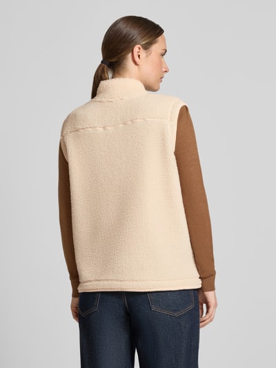 Frauenmodel trägt Regular Fit kamizelka ze stójką model 'SC-ONYX 3' von Soyaconcept w kolorze beżowym o strukturze pluszu, Ganzkörperansicht Rückansicht.