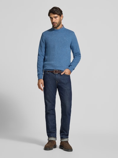 Männermodel trägt Pullover aus Woll-Seide-Mix mit Rundhalsausschnitt Modell 'TISBURY' von BARBOUR, Look: effen, mix van wol en zijde, ronde hals, lange mouw, mouwboord, rompzoom, tricot, effen kleur, blauw, fijngebreid, zachte textuur, gebreide pullover voor Heren, gebreide look, Ganzkörperansicht von vorne.