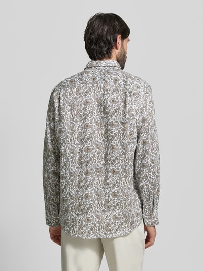 Männermodel trägt Regular Fit Leinenhemd aus reinen Leinen von Christian Berg Men mit Allover-Paisley-Print, graue und weiße Farben, Ganzkörperansicht Rückansicht.