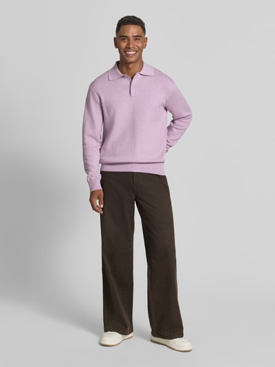 Männermodel trägt Regular fit poloshirt aus katoenmix Modell 'Sanino' von Samsøe Samsøe in lila met tricotlook, elastische boordjes, polokraag, heren poloshirt met lange mouwen, ruglengte maat M 68 cm, mouwlengte maat M 40 cm, ganzkörperansicht von vorne.
