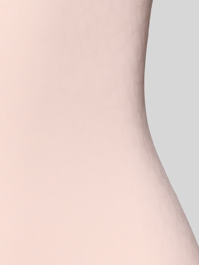 Vrouwenmodel draagt Shaping-Brief met naadloos design model 'MAXI SEXY' van MAGIC Bodyfashion, materiaalmix met stretch, hoge taille, met siliconen aan de band, naadloos oppervlak, effen beige met lichte textuur, detailopname taille.