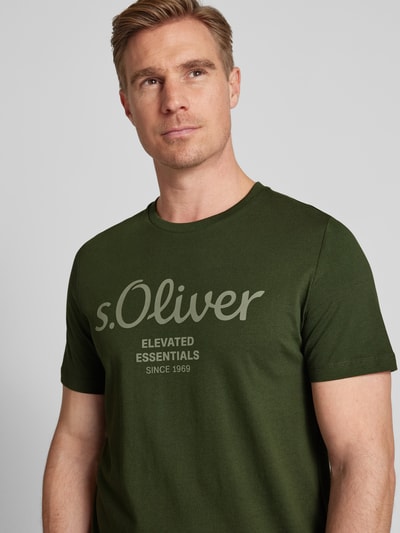 s.Oliver RED LABEL Regular Fit T-Shirt aus reiner Baumwolle mit Statement-Label-Print Oliv 3