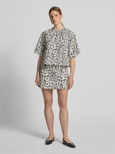 Frauenmodel trägt Loose Fit Bluse aus reiner Baumwolle von Weekend Max Mara mit Optik:Allover-Muster, feine Webstruktur, Ganzkörperansicht von vorne.