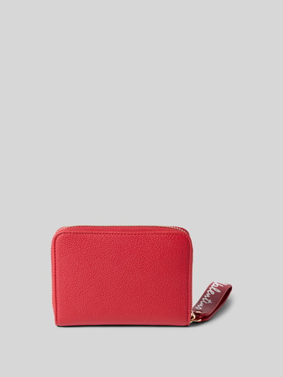 Produktfoto, Portemonnaie in Leder-Optik Modell 'Ryta' von VALENTINO BAGS mit geteiltem Hauptfach, Reißverschluss und Logo-Detail, rote Struktur.