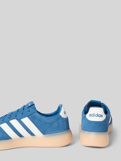 Produktfoto, Sneaker mit Schnürverschluss von adidas Sportswear aus Echtleder mit abgerundete Spitze, Label-Detail, strukturierte Sohle, Absatzhöhe 3 cm, Schafthöhe 5 cm, Schaftweite 6 cm, blau-weißes Design