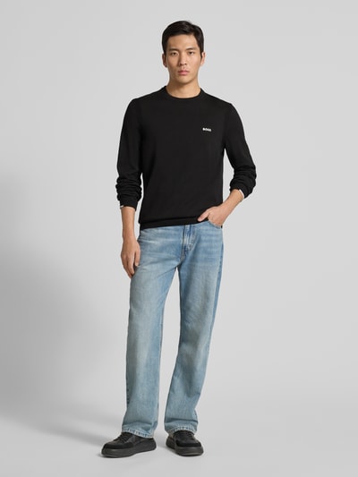 Männermodel trägt Regular Fit Strickpullover aus reiner Baumwolle Modell 'EVER-X' von BOSS Green, Optik: Unifarben, Ganzkörperansicht von vorne.